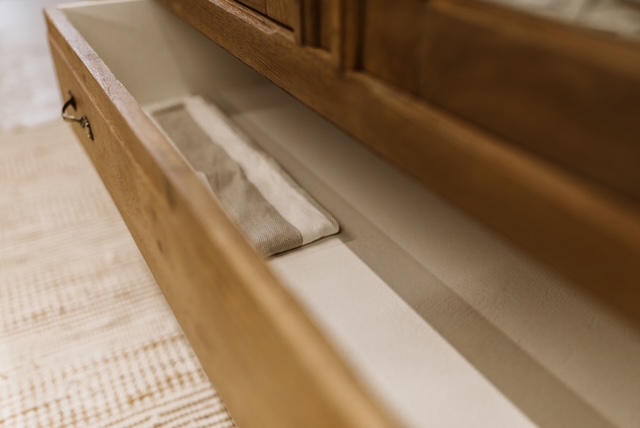 Intérieur du tiroir inférieur d’une armoire en chêne rénovée
