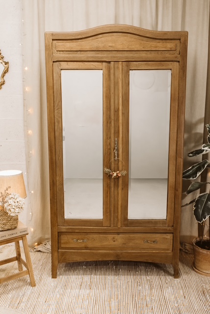 Façade d’armoire en chêne rénovée avec miroirs