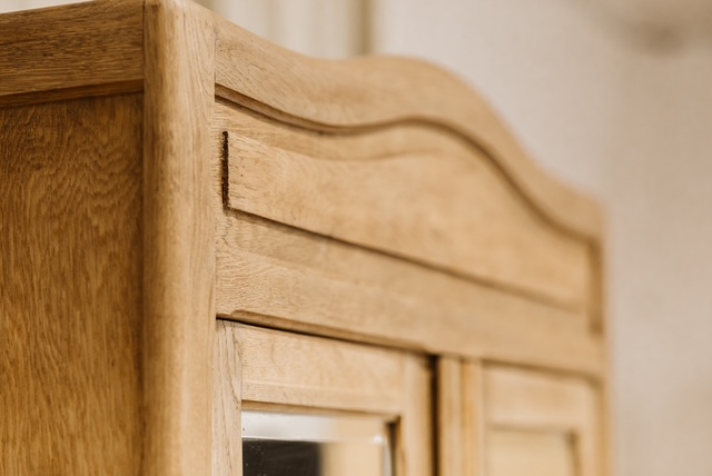 Armoire en chêne rénovée par L’Atelier Deschamps dans l’Oise