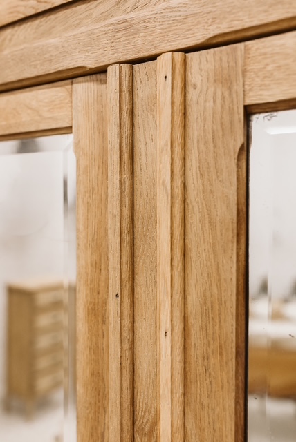 Détail miroir porte armoire en chêne rénovée