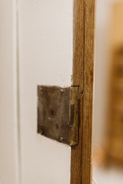 Serrurerie nettoyée sur armoire en chêne rénovée