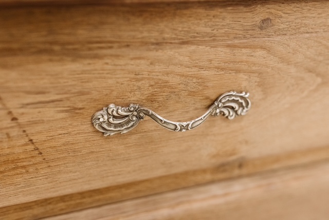 Détail de la poignée et serrurerie d’une armoire en chêne rénovée