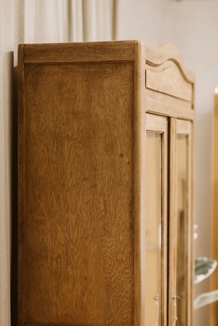 Grande armoire en chêne-9 Vue latérale armoire en chêne rénovée