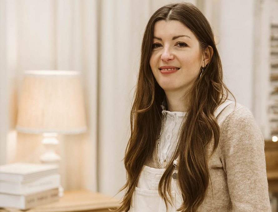 Claire fondatrice de L’Atelier Deschamps dans son atelier en Oise
