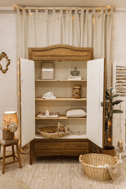 Intérieur d’armoire en chêne rénovée avec étagères