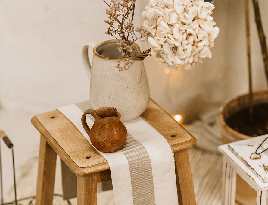 Tabouret rustique en bois rénové pour décoration intérieure