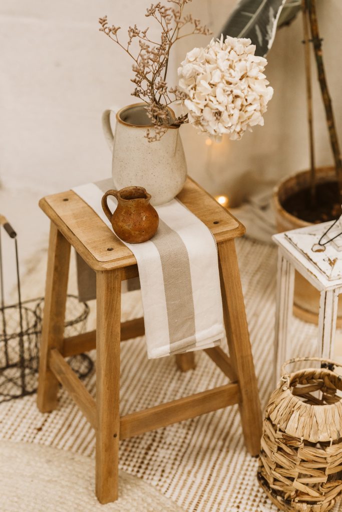 Finition vernis mat sur tabouret en bois rénové