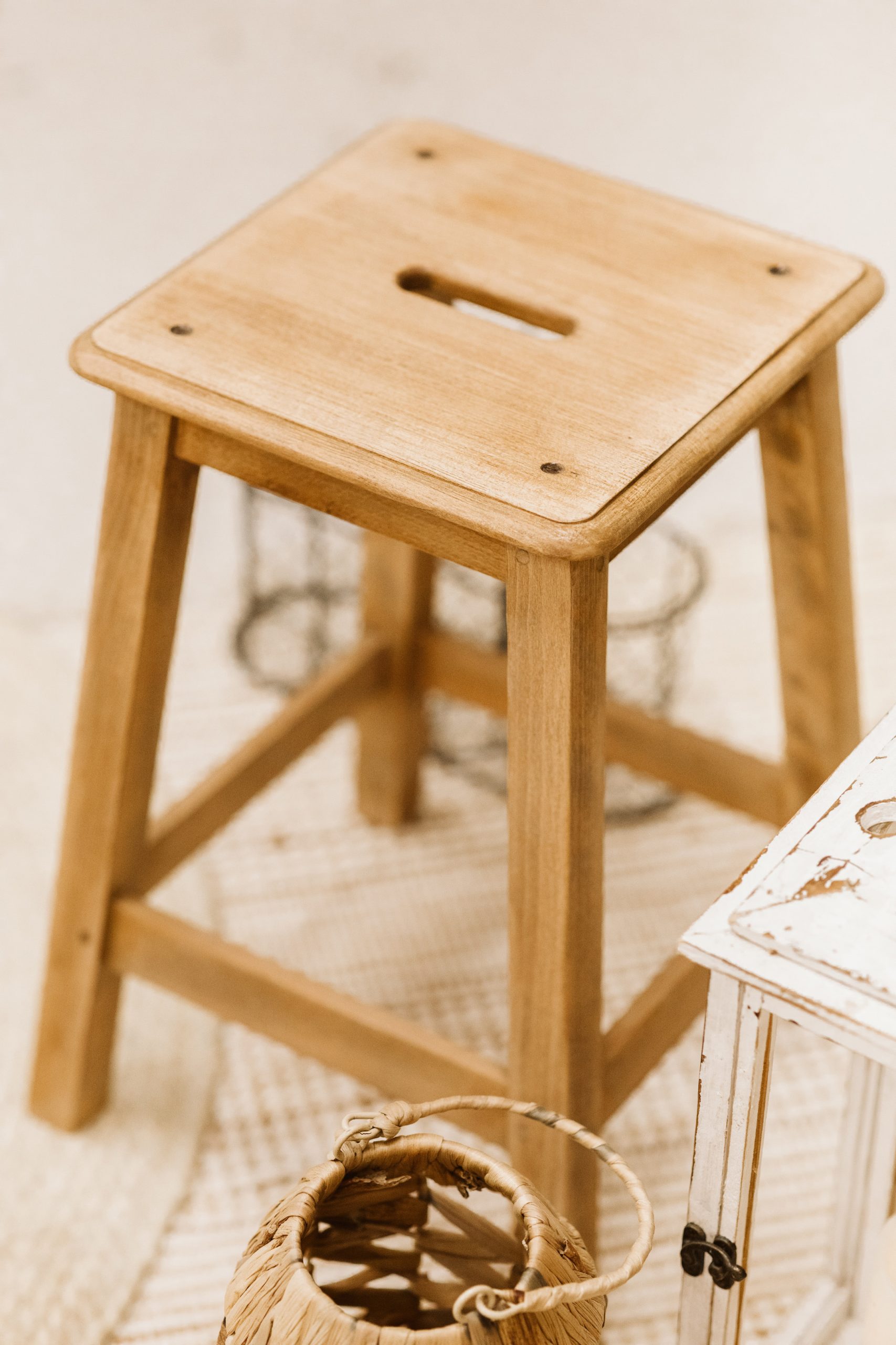 Assise en bois rustique d’un tabouret rénové