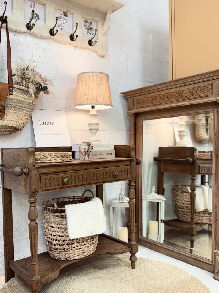 Console d’entrée en bois restaurée avec double tiroir et finition vernis mat par L’Atelier Deschamps.