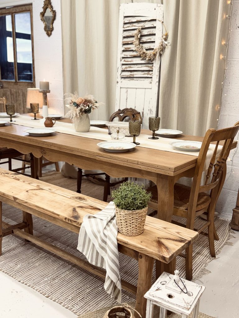 Grande table en bois signée L’Atelier Deschamps avec style campagne chic.