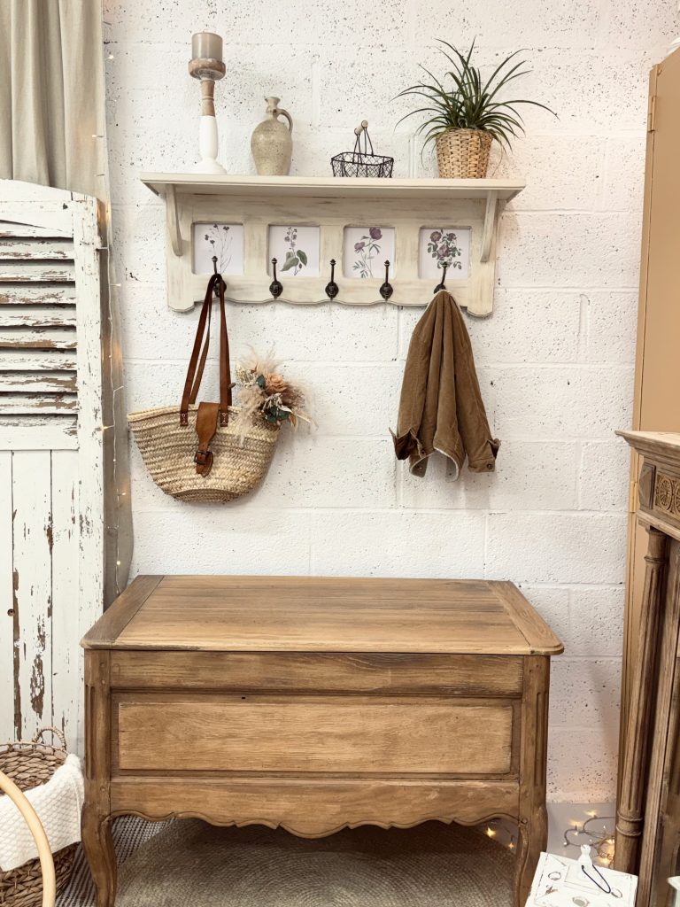 Banc coffre en chêne restauré vu d’ensemble avec assise et rangement signé L’Atelier Deschamps.