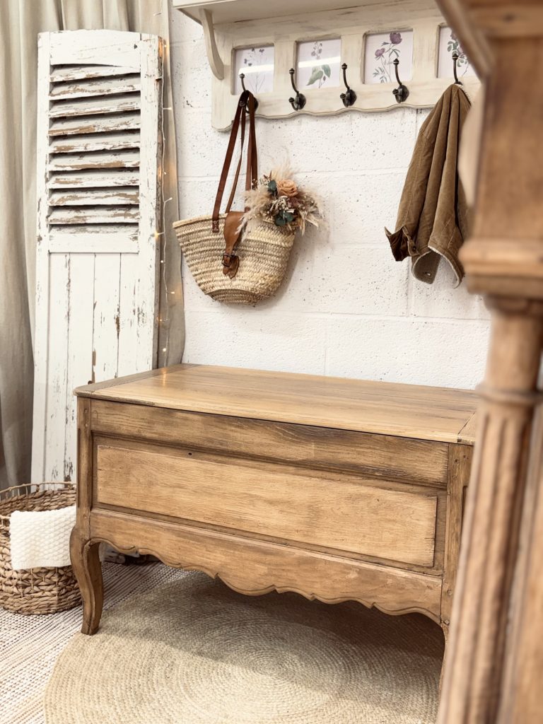 Vue générale d’un banc coffre en chêne ancien restauré au style campagne chic.