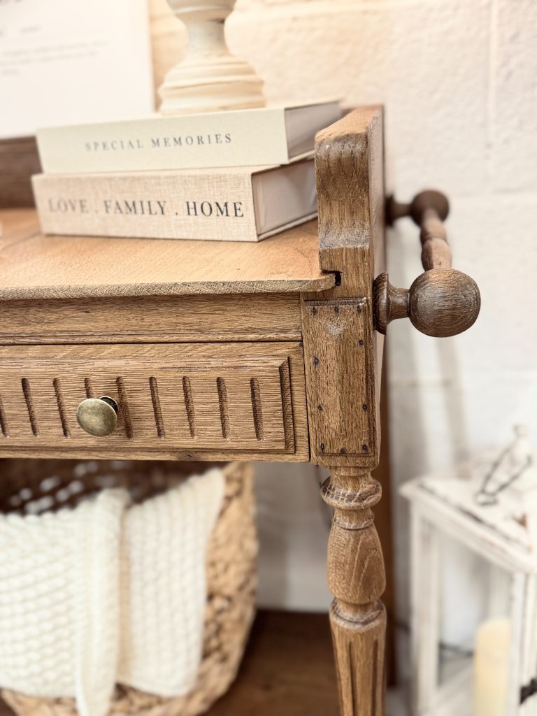 Meuble console en bois clair restauré, idéal pour une entrée ou un couloir.