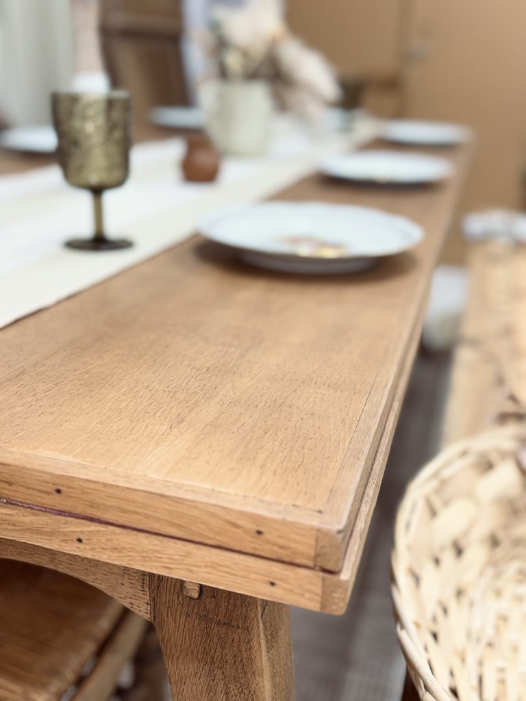 Table de salle à manger en bois restaurée avec lignes intemporelles.