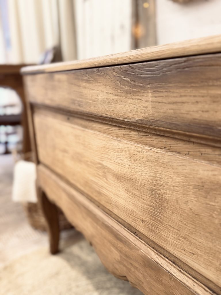 Banc coffre en bois massif restauré idéal pour entrée, chambre ou salon.