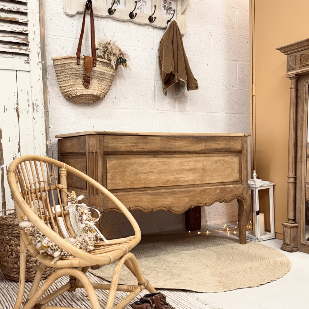 image3 Banc coffre vintage en chêne rénové par L’Atelier Deschamps avec style intemporel.