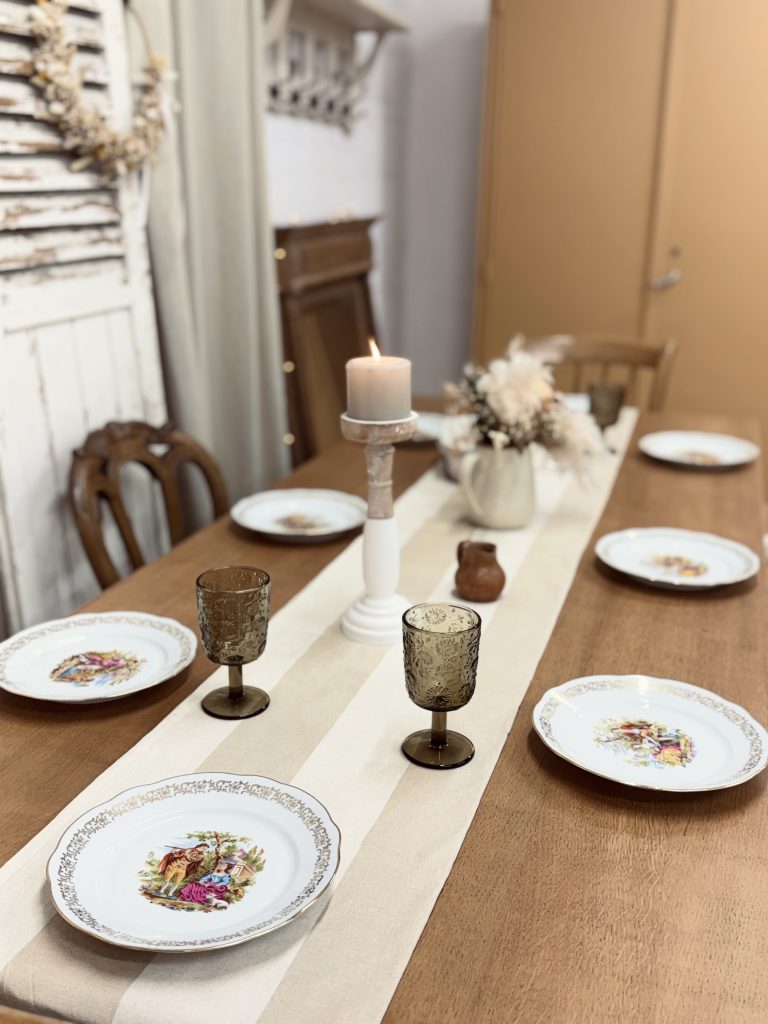Table de repas restaurée avec deux rallonges et allure chaleureuse.