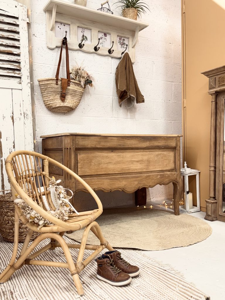 Banc coffre vintage en chêne rénové par L’Atelier Deschamps avec style intemporel.