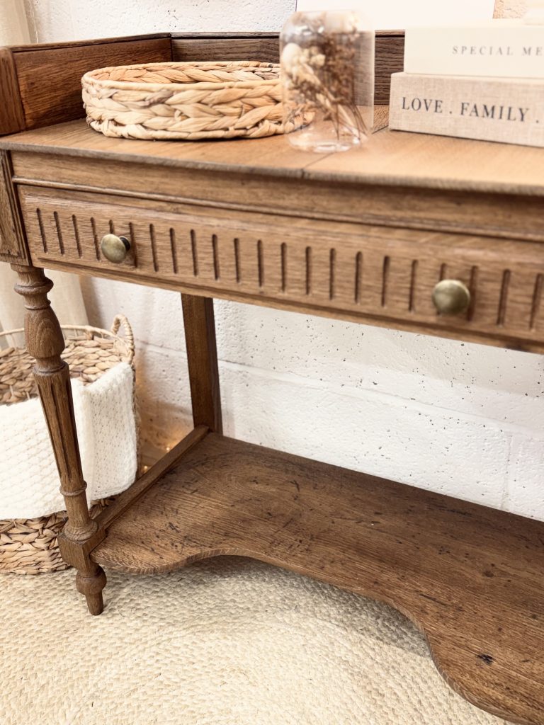 Console d’entrée en bois massif revisitée par L’Atelier Deschamps avec finition soignée.