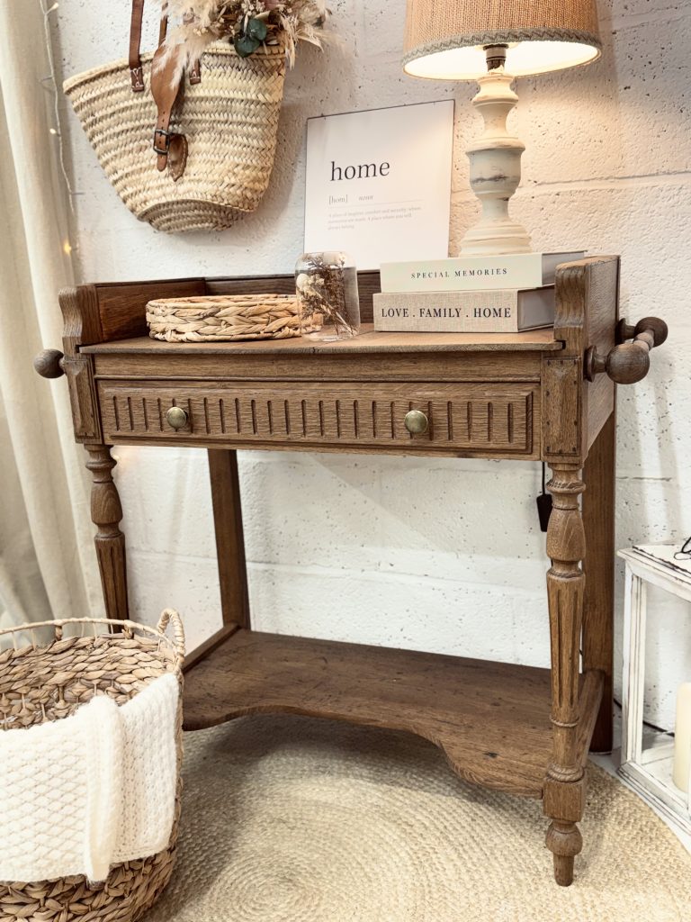 Console d’entrée restaurée en bois avec deux tiroirs pratiques et style authentique signé L’Atelier Deschamps.