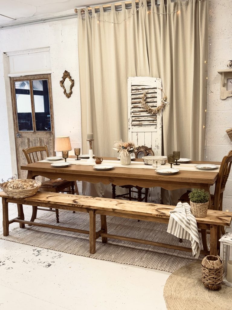 Table familiale en bois avec deux rallonges et finition vernis mat.