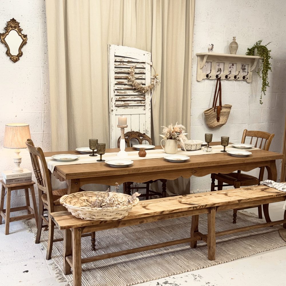 Grande table rustique restaurée idéale pour repas en famille et réception.