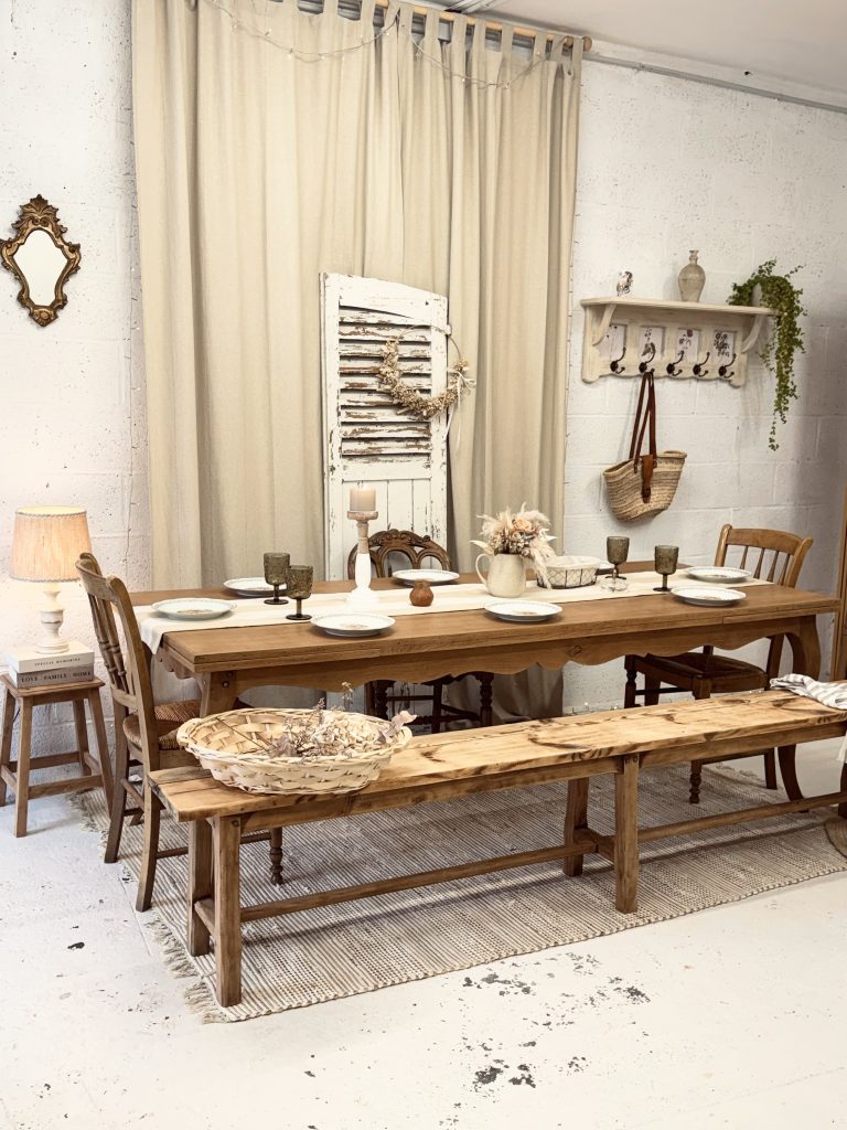 Grande table rustique restaurée idéale pour repas en famille et réception.