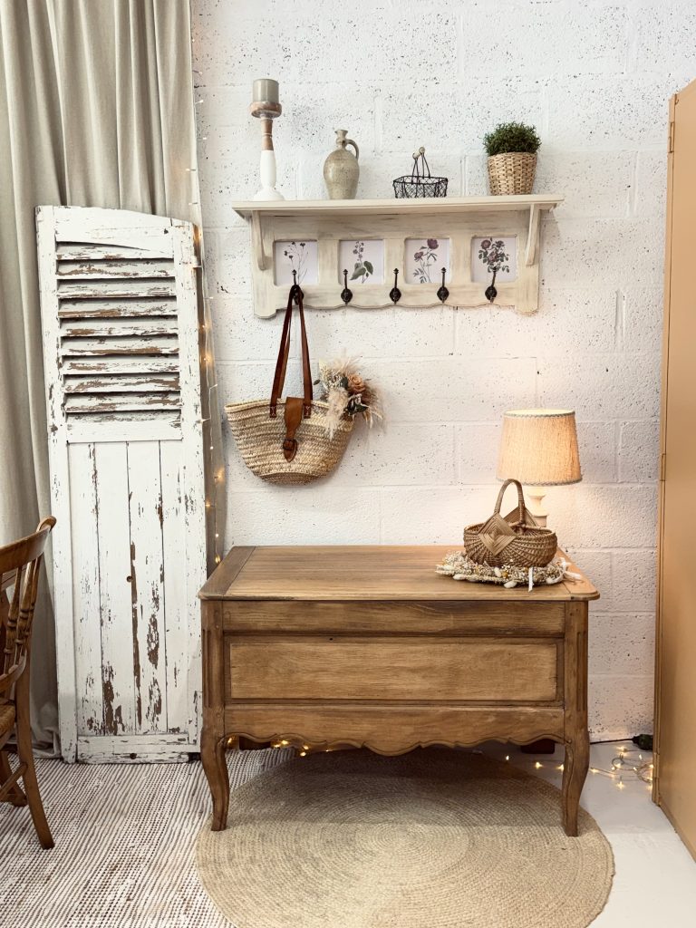 Meuble banc coffre restauré en chêne avec rangement pratique et assise confortable.